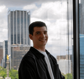 Neyen Arancio, Estratega Comercial y Fundador de la agencia de marketing Aloha Workers en CDMX.