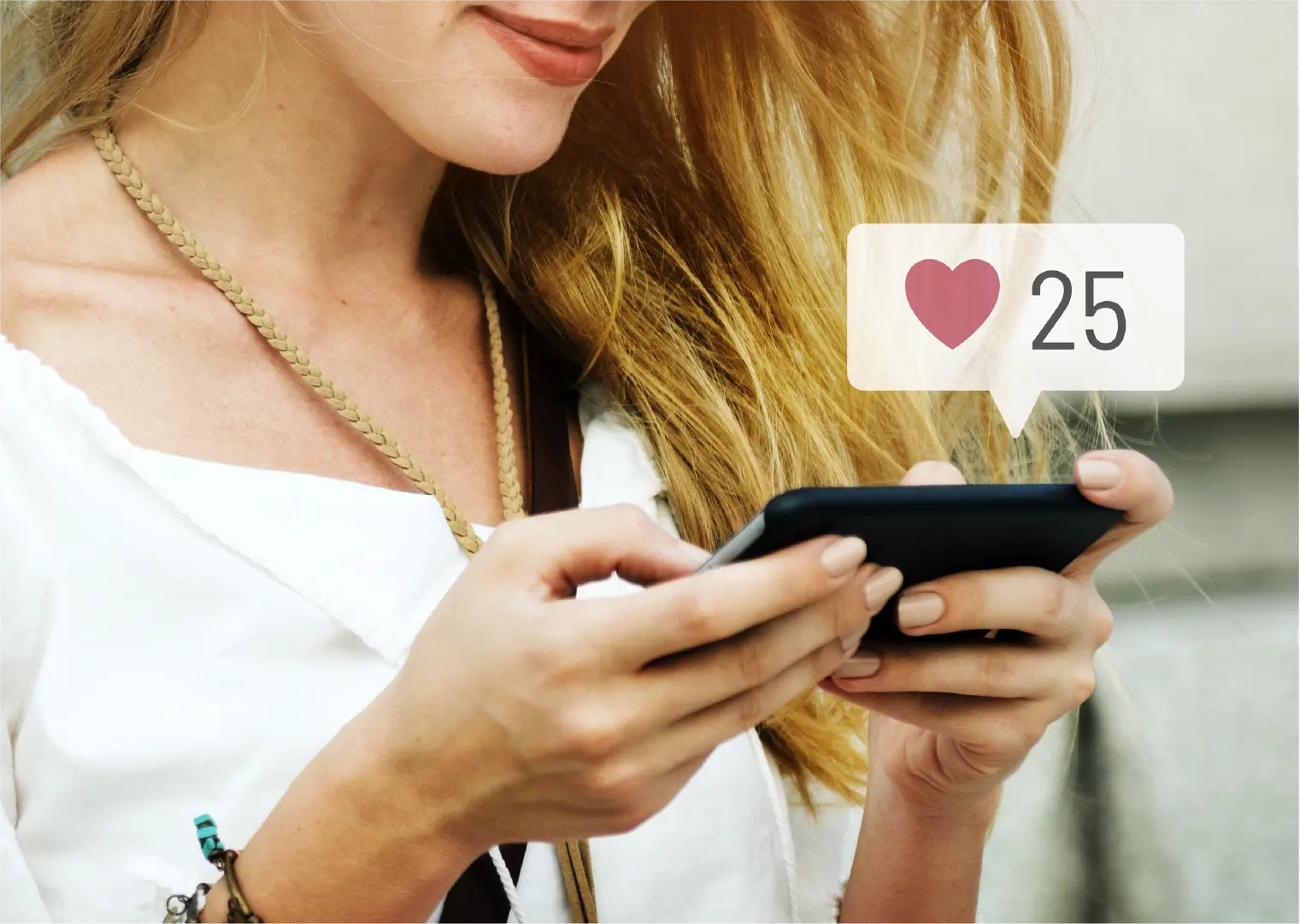 Community manager interactuando con usuarios como parte de la gestión de redes sociales.